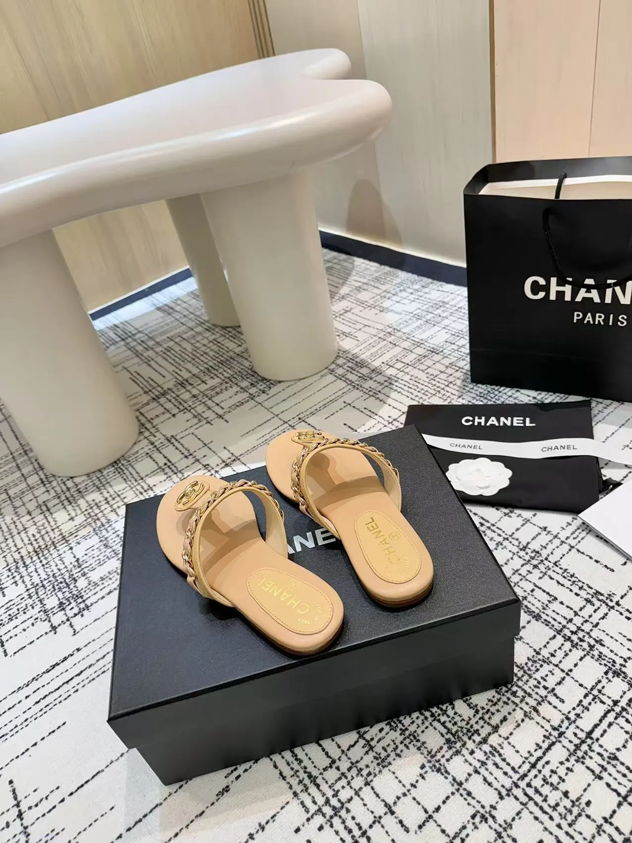 👟👟Ex-factory price 480👟👟 Top version Chanel Chanel - 2025 spring model, counter top double C sandals, this classic design; the extraordinary double C incorporates a variety of color elements... The diversified mix and match is very beautiful and versatile, very light on the foot, comfortable, super delicate and elegant, and can be used outdoors... ꫛꫀꪝ Go➫ Material: ❶Upper made of: Original imported sheepskin ❷Inner lining: Original sheepskin lining ❸Outsole based on: Original Italian genuine leather outsole Counter boutique packaging complete set for women 35–40 (customized for 41) 3 colors available (black, white, apricot)